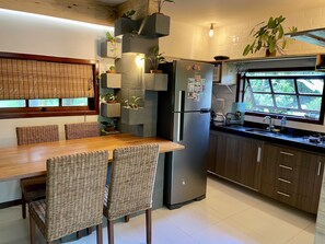 Réfrigérateur, micro-ondes, plaque de cuisson, cafetiÚre/bouilloire