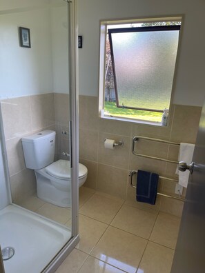 Shower, hair dryer, towels - Relax in Venice St with four bedrooms and two bathrooms minutes from the square (Martinborough)