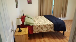 5 bedrooms, iron/ironing board, WiFi, bed sheets - Seneca Lake spacious 5-bedroom chalet. Last minute rental discounts available (Hector)