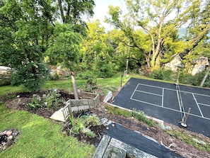 Sports court - Seneca Lake spacious 5-bedroom chalet. Last minute rental discounts available (Hector)