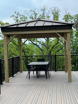 Outdoor dining - Seneca Lake spacious 5-bedroom chalet. Last minute rental discounts available (Hector)