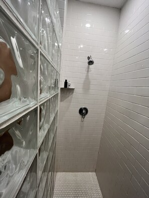 Bañera con ducha, secador de pelo, toallas, papel higiénico