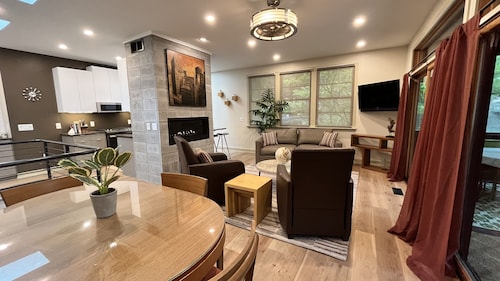 'River Groove'  A Modern Dwelling in the woods . Desirable location in Saugatuck