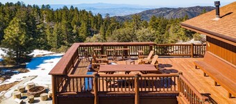Luxury Hilltop Log Cabin On 4.5 Acres. Panoramic Views and Pet Friendly