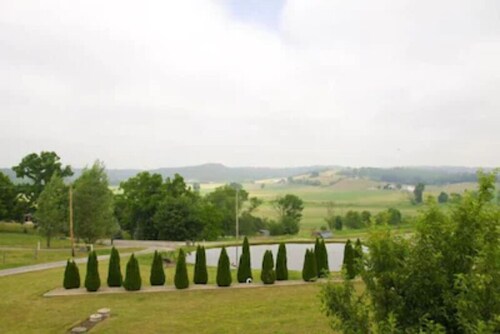 Escape to our romantic stone cottage by a pond overlooking Amish country