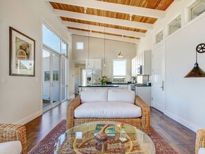 Smart TV, fireplace, DVD player, books - Sonoma-Napa Wine Country retreat. Surrounded by vineyards, views, & privacy (Sonoma)