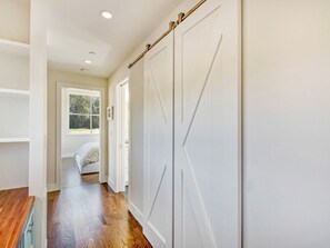 1 bedroom, desk, iron/ironing board, free WiFi - Sonoma-Napa Wine Country retreat. Surrounded by vineyards, views, & privacy (Sonoma)