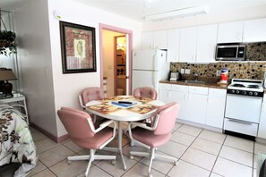 Køleskab, mikrobølgeovn, kogeplade, kaffe-/temaskine