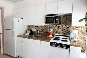 冷蔵庫、電子レンジ、コンロ、コーヒー / ティーメーカー