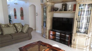 TV, fireplace - Formosa Gardens Villa 7 bedrooms 6 bathrooms  big pool ! call for the best deals (Kissimmee)