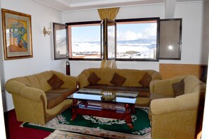 Suite Confort | Sala de estar | Televisión de 24 pulgadas con canales vía satélite 