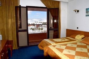 Habitación triple | Cortinas blackout, tabla de planchar con plancha y camas extra 