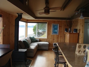 Fernseher, Kamin, DVD-Player, Bücher