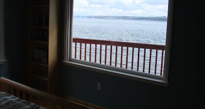 Clam Cove Cottage on South Vashon Island Beachfront