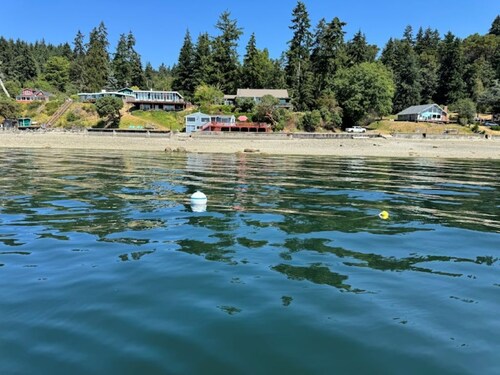 Clam Cove Cottage on South Vashon Island Beachfront