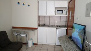 Micro-ondas, cooktop, cafeteira/chaleira, liquidificador