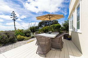 Outdoor dining - Your personal ocean-front oasis (Haumoana)