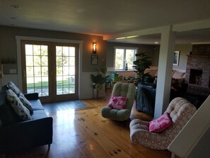 Televisión, chimenea, videoteca y estéreo 