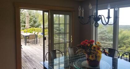 HAUT DU MONDE sur Stowe, Hot Tub, avec prise Tesla. Peut accueillir jusqu'Ă 17 personnes.