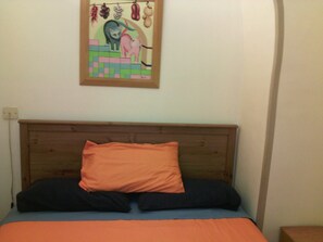 1 habitación, tabla de planchar con plancha, wifi gratis y ropa de cama 