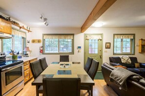 Interior - 2-Story Chalet, clean, 3Br / 2Ba in Snowline, best rates, WiFi and Hot Tub (Glacier)