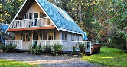 2-Story Chalet, clean, 3Br / 2Ba in Snowline, best rates, WiFi and Hot Tub