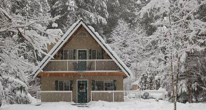2-Story Chalet, clean, 3Br / 2Ba in Snowline, best rates, WiFi and Hot Tub