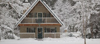 2-Story Chalet, clean, 3Br / 2Ba in Snowline, best rates, WiFi and Hot Tub