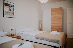 3 chambres, coffres-forts dans les chambres, fer et planche à repasser