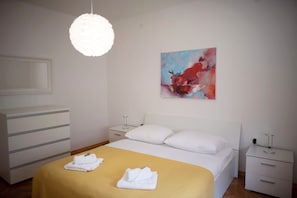 3 bedrooms, in-room safe, iron/ironing board, free WiFi