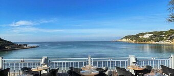 Spacious, cosy air-conditioned apartment in villa with pool near beach and shops