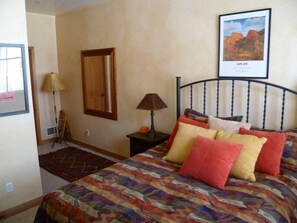 2 slaapkamers, een strijkplank/strijkijzer, gratis wifi, beddengoed