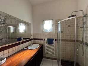 Bañera y secador de pelo