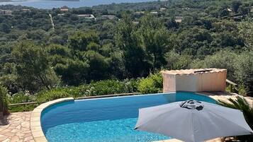 Een verwarmd zwembad