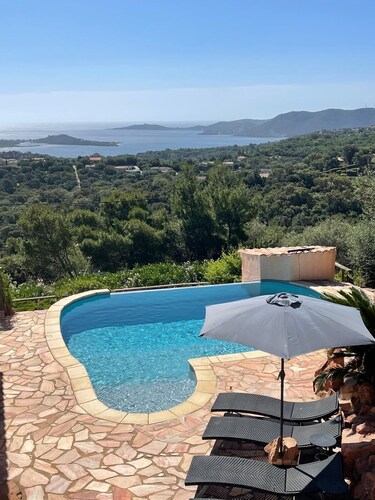 villa vue mer panoramique avec jardin et piscine chauffée