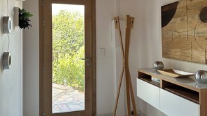 Une salle de bain moderne avec un plafond en bois, un grand miroir et un meuble-lavabo en bois.