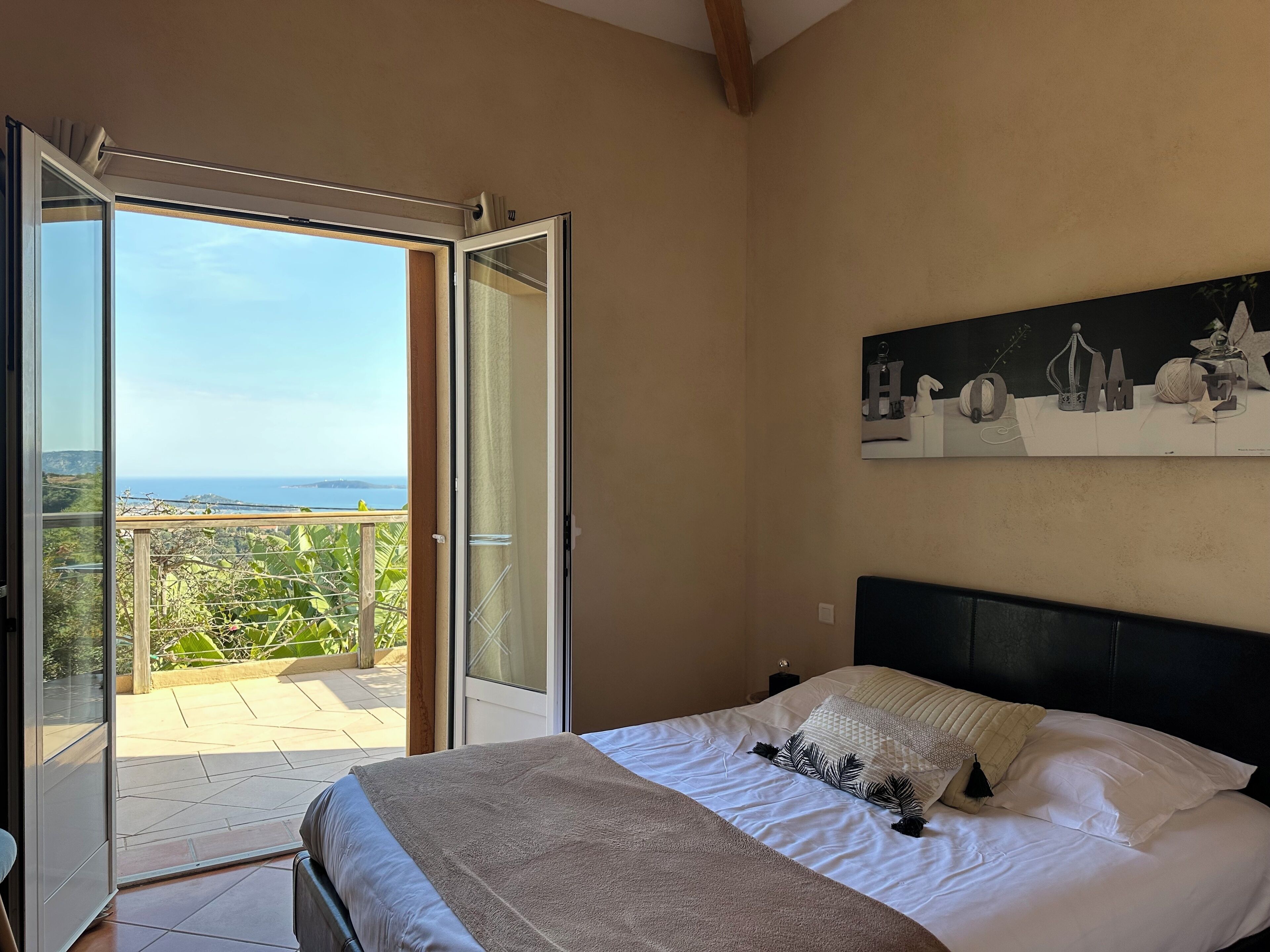 4 chambres, bureau, fer et planche à repasser, lit parapluie