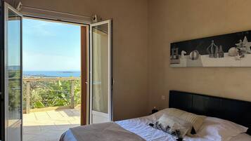 4 chambres, bureau, fer et planche à repasser, lit parapluie