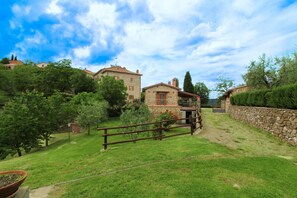 A stone house with a wooden fence, surrounded by greenery and a clear sky. - Wonderful private villa for 20 guests with WIFI, private pool, TV, terrace and pets allowed (Arezzo)
