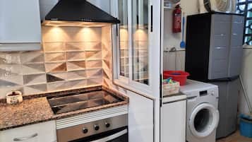 Geladeira, micro-ondas, fogão, cooktop