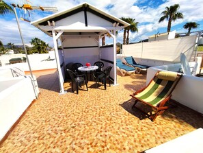 Outdoor dining - House with terrace of flowers and solarium, near beaches, A/C, wifi, Sat TV, BBQ (San Juan de los Terreros)