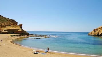 Plage, chaises longues