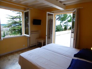 5 slaapkamers, een bureau, een strijkplank/strijkijzer, wifi