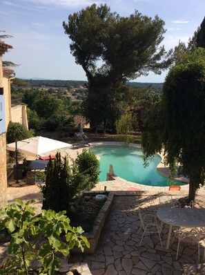 A heated pool - Villa with character, panoramic view of the village and surrounding mountains (Aups)