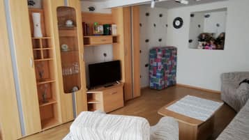 Fernseher, Tischfußball, Bücher