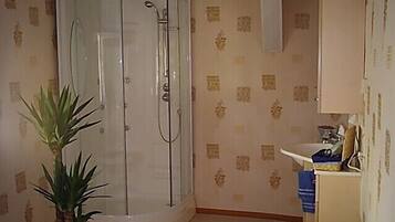 Duschwanne, Haartrockner, Handtücher, Toilettenpapier