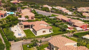 A residential area with houses, a swimming pool, and a view of the sea. - Fantastic holiday apartment with sea view - Villa Nina (San Teodoro)