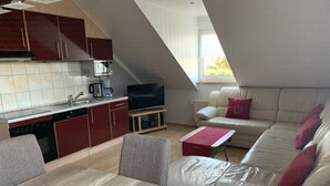 Een modern loft appartement met keuken, eethoek en woongedeelte.