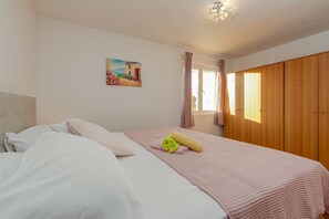 4 bedrooms, iron/ironing board, free WiFi, bed sheets