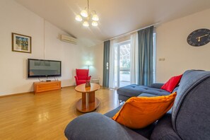 Smart TV, fireplace, DVD player, foosball - VILLA IVANA MRLJANE VACATION HOME (Mrljane, Dalmatien Insel Pasman)